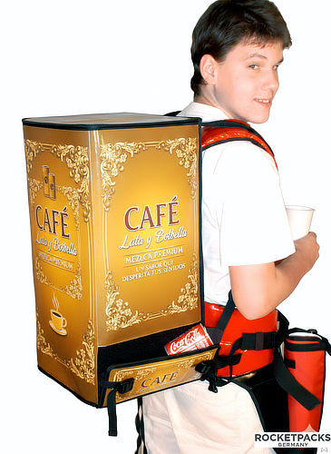 Operario utilizando un sistema de mochila para café en las gradas de un estadio, facilitando la venta rápida de bebidas calientes a los espectadores gracias a su diseño ligero y funcional.
