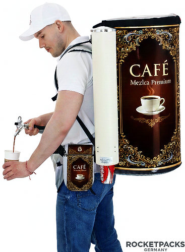 Vendedor equipado con una mochila dispensadora de café en un congreso, sirviendo tazas de café recién hecho de forma móvil entre los asistentes, destacando la comodidad del arnés ergonómico.