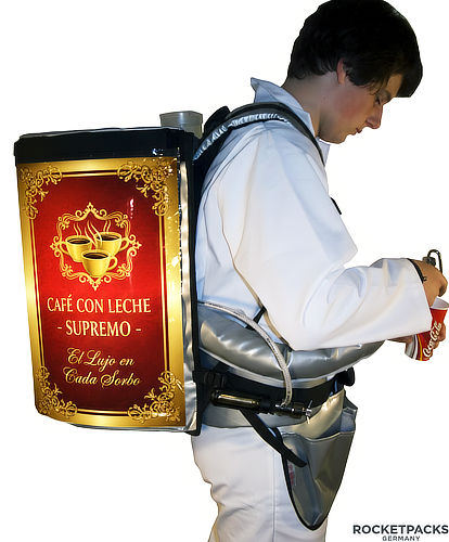 Primer plano de una mochila de servicio de bebidas calientes, ideal para café con leche o chocolate, mostrando el sistema de manguera aislada y el depósito interior de acero inoxidable.